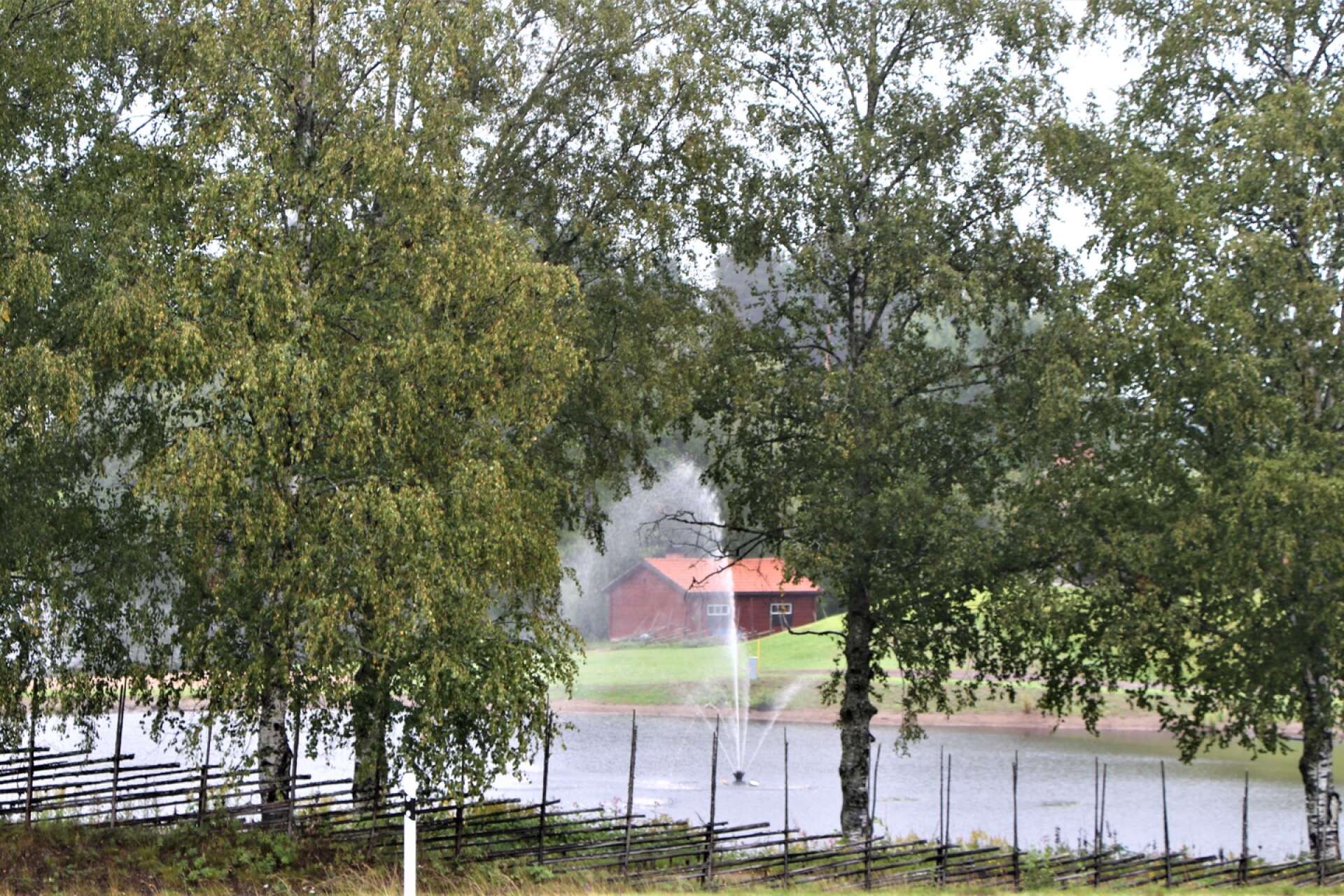 Fontänen vid herrgårdsviken i Torsby, med bastun i bakgrunden, får se mera regn under kommande dagar.