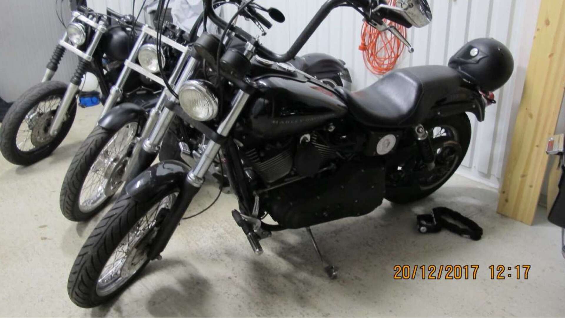Den här motorcykeln – en Harley-Davidson FXDX – vill kronofogden mäta ut för att kunna kräva in en skuld från den nyss livstidsdömde HA-mannen. Mc:n stod i ett garage på Örsholmen.