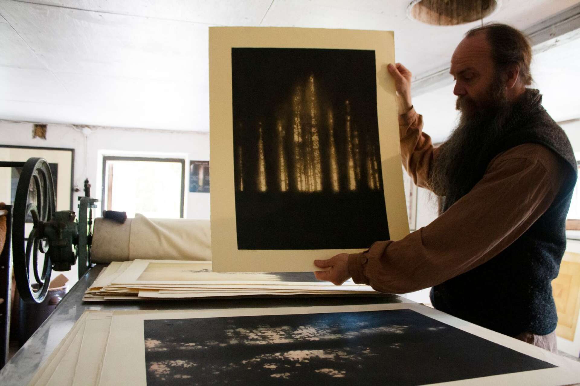 Skogsbilderna är som en sinnebild över de värmländska skogarna. Bilderna rönte stora framgångar när de ställdes ut på Moderna museet i Brasilien.