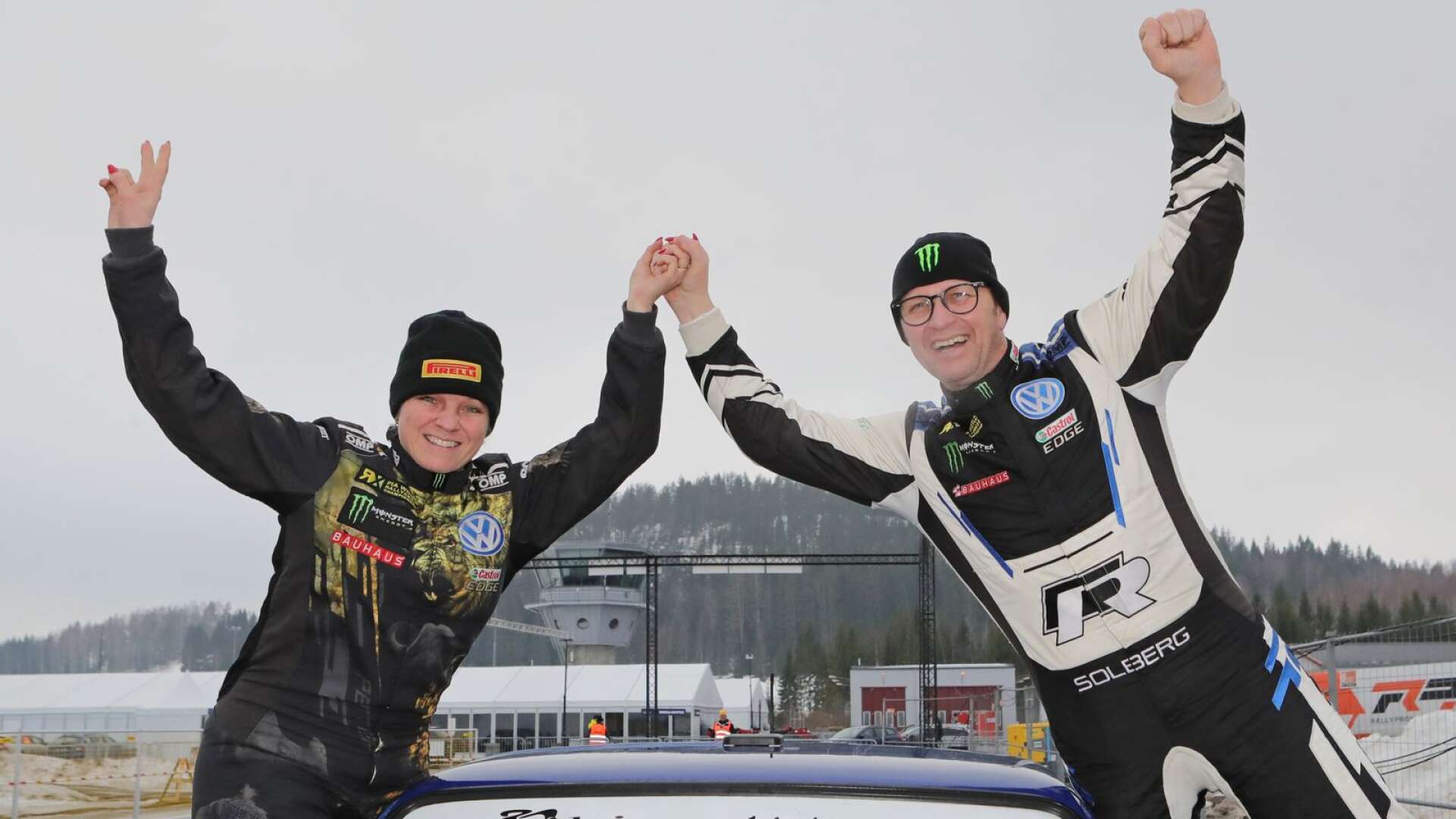 Petter och Pernilla Solberg fick sträcka armarna i skyn för fjärde gången på fem försök i den historiska klassen.