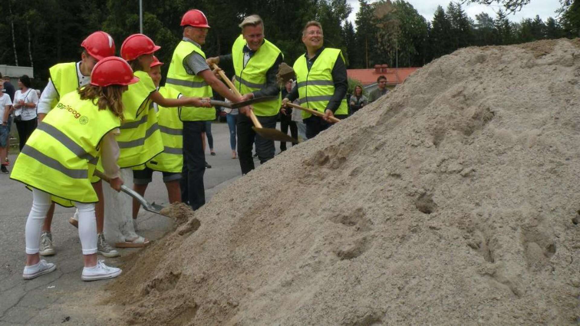 Första spadtaget för Töcksfors skola togs i juni i år. Totalt investerar Årjängs kommun 168 miljoner kronor i skolor i Töcksfors och Årjäng.