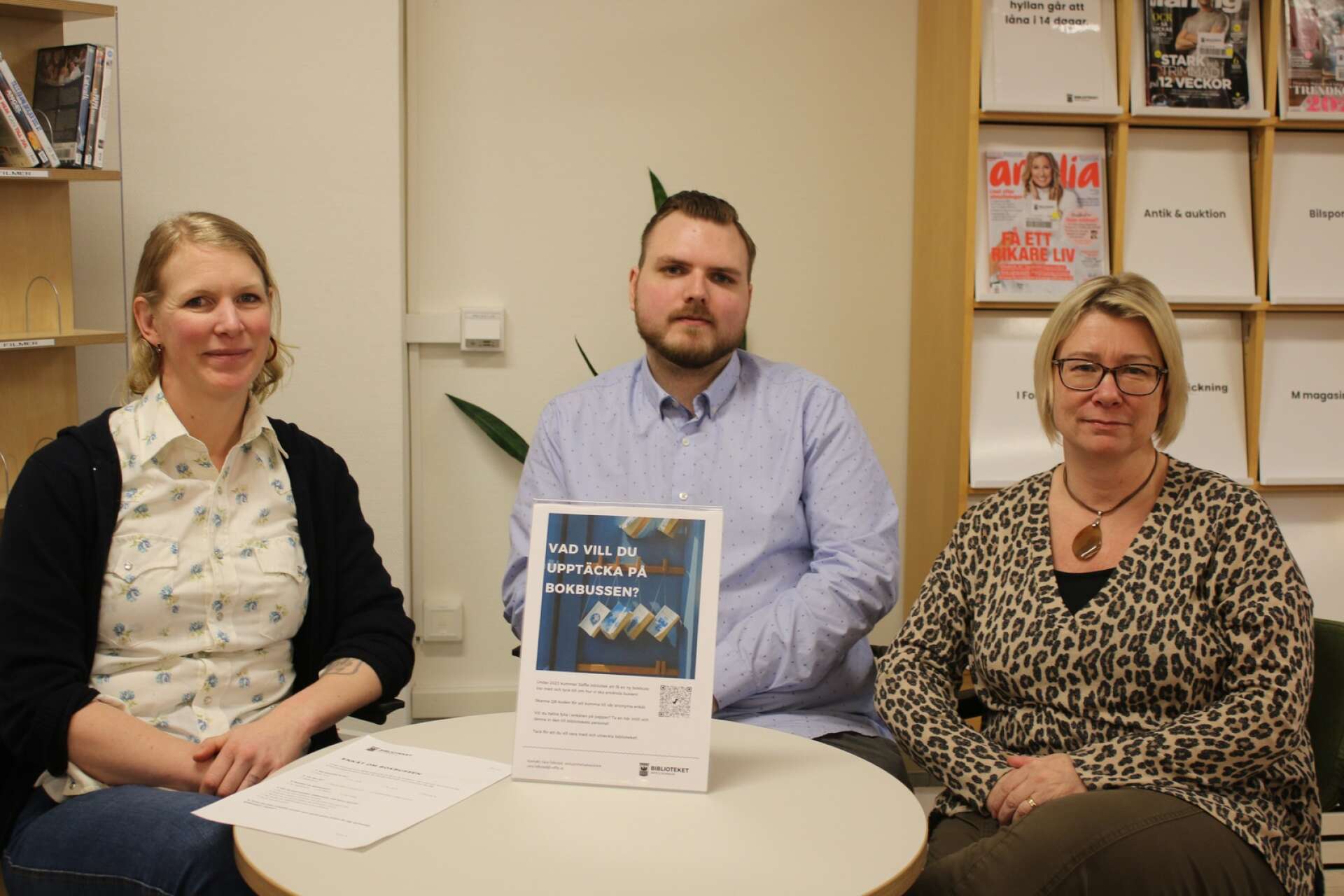 Sara Falkstad, verksamhetsutvecklare för biblioteksbussen, Jonathan Kihlström, chaufför, och Maria Persson, bibliotekschef, berättar om den nya biblioteksbussen.