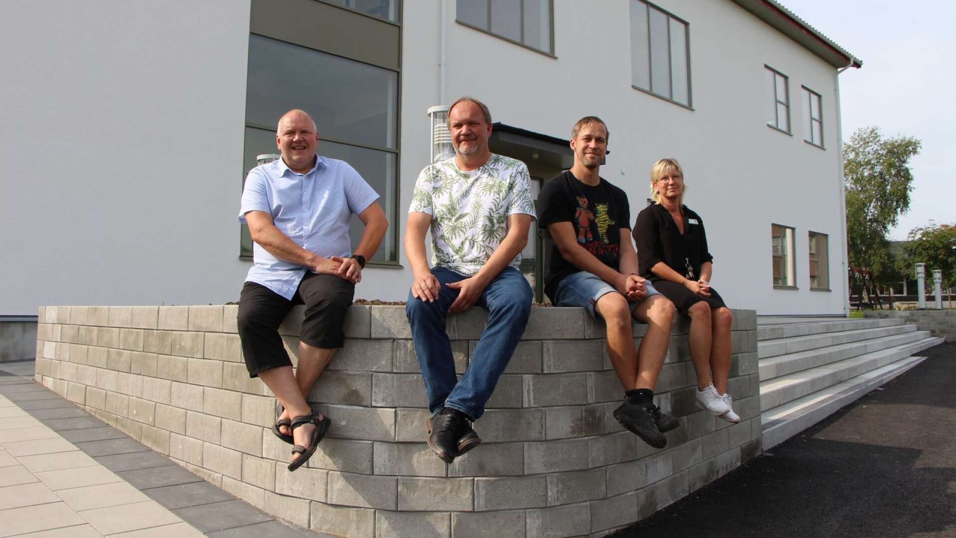Dag Nyström (C), Peter Jonsson (S), Adam Passin (S) och Anna Renhult, rektor, ser fram emot öppnandet av nya lokaler på Frykenskolan i Torsby.
