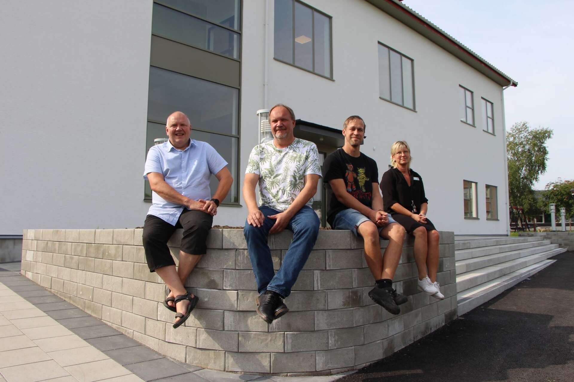 Dag Nyström (C), Peter Jonsson (S), Adam Passin (S) och Anna Renhult, rektor, ser fram emot öppnandet av nya lokaler på Frykenskolan i Torsby.