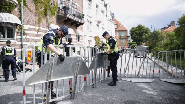 Polisen plockar bort kravallstaket efter en manifestation utanför Iraks ambassad i Stockholm under torsdagen. 