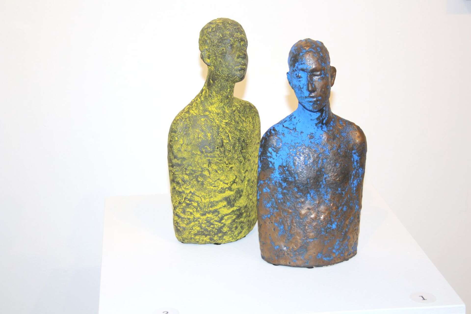 Kristin Andersson, visar Insidan ut, en blå och en gul skulptur i stengods, båda med samma titel.