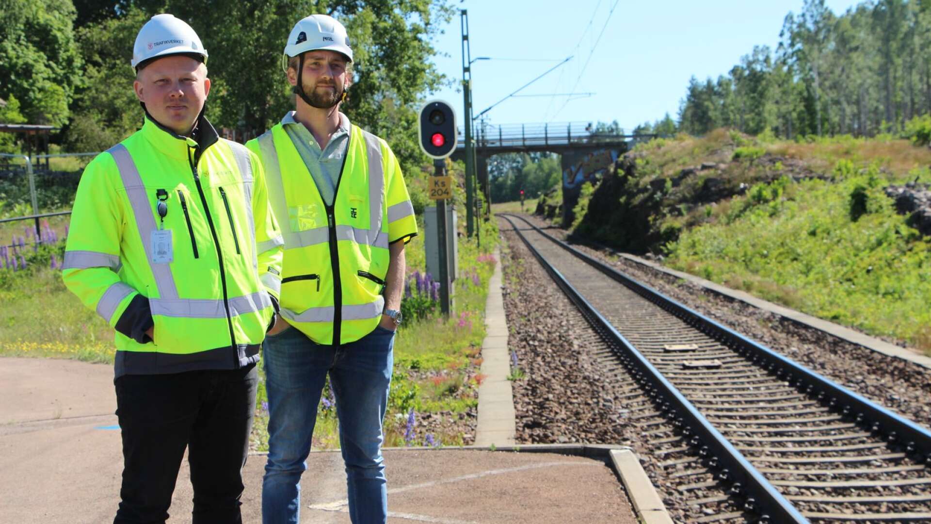 Närmare 200 miljoner kronor investeras i ett mötesspår på Värmlandsbanan i Välsviken. Vid stationen ska bron över spåren ersättas av en gång- och cykeltunnel, säger Trafikverkets projektledare Niklas Gunnarsson och Infrakrafts platschef Dennis Brink.
