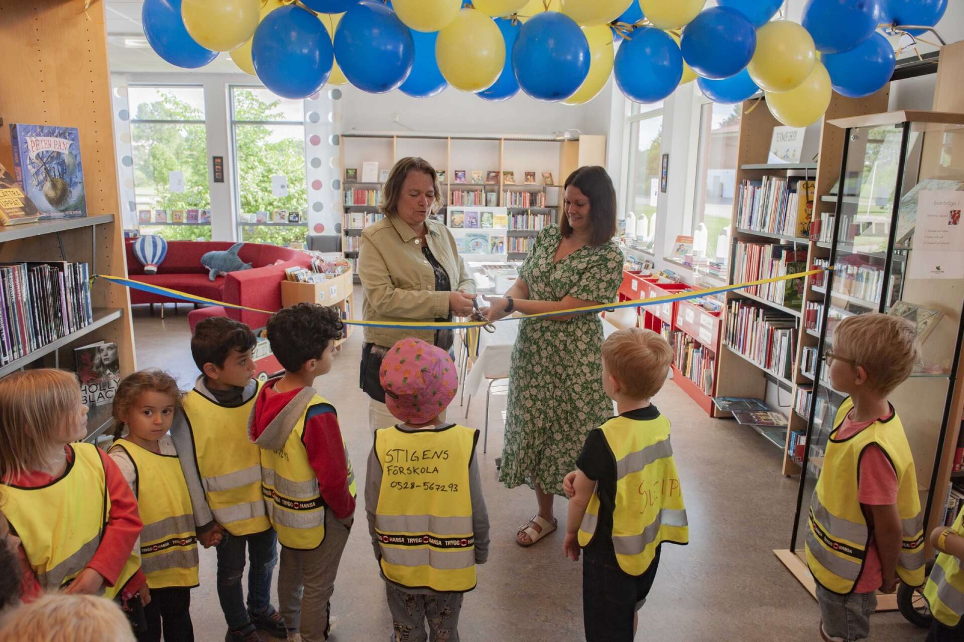 Kommunalrådet Ann Blomberg och bibliotekarien Marie Böngren invigde den nya barnavdelningen på Färgelanda bibliotek. Barn från förskolorna i Stigen och Håvesten deltog också.