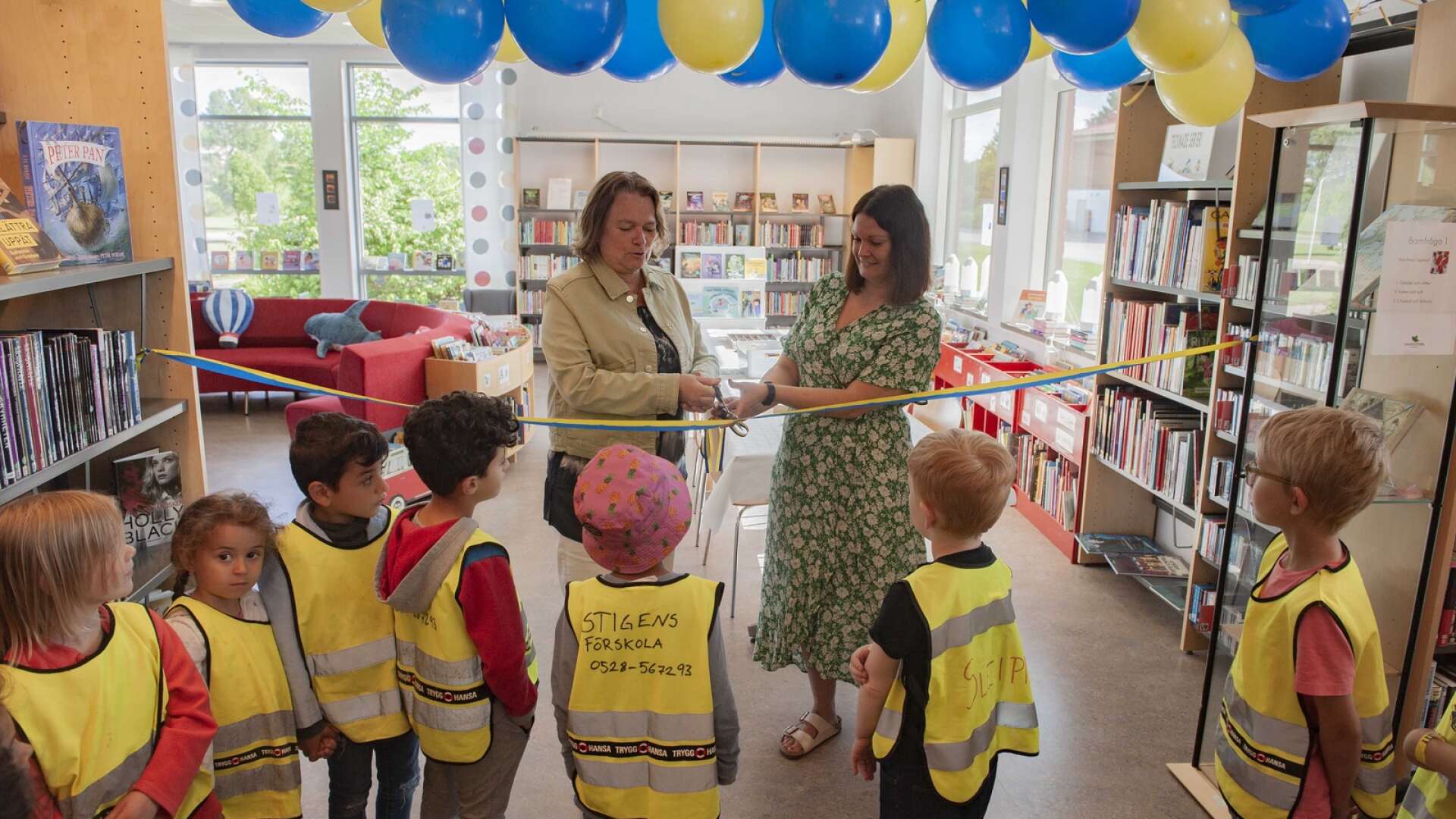 Kommunalrådet Ann Blomberg och bibliotekarien Marie Böngren invigde den nya barnavdelningen på Färgelanda bibliotek. Barn från förskolorna i Stigen och Håvesten deltog också.