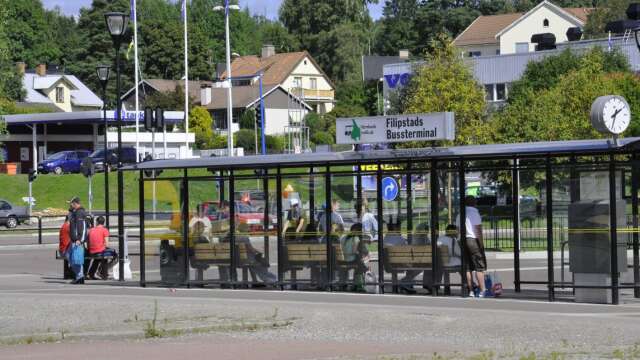 En man i 35-årsåldern blev rånad vid bussterminalen i Filipstad i lördags kväll.