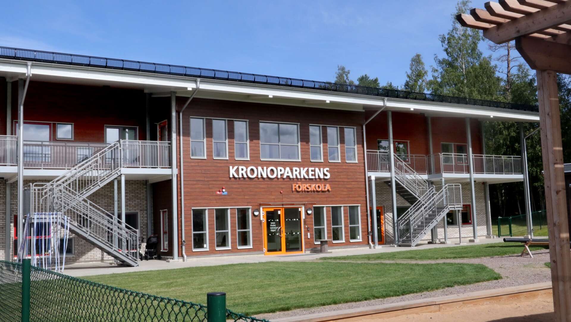 Kronoparkens förskola ska drivas av solenergi och vätgas och är en av Mariestads kommuns satsningar på en hållbar framtid. Men än har den inte fungerat som tänkt.