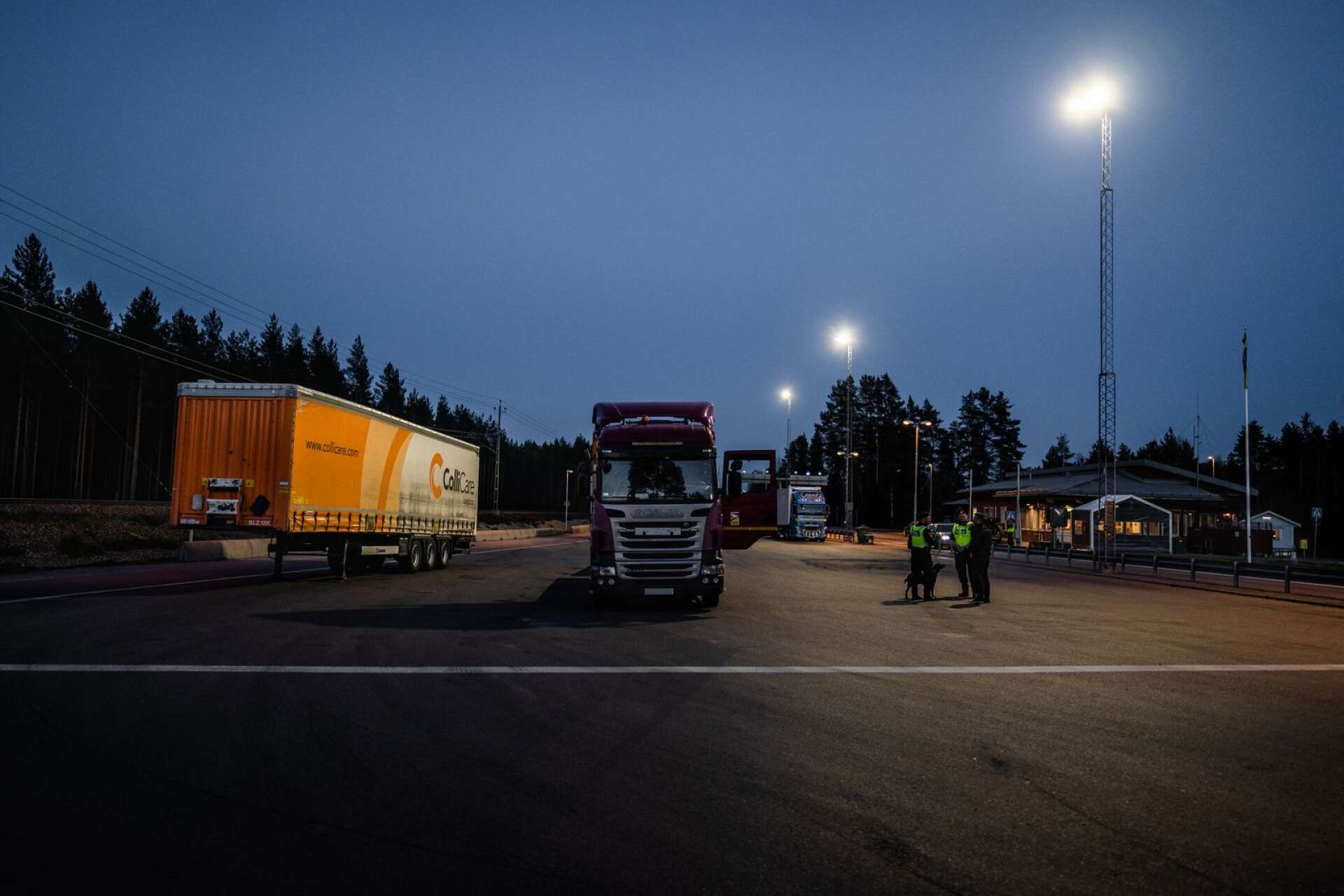En polsk lastbil har stoppats för kontroll vid Eda tullstation.
