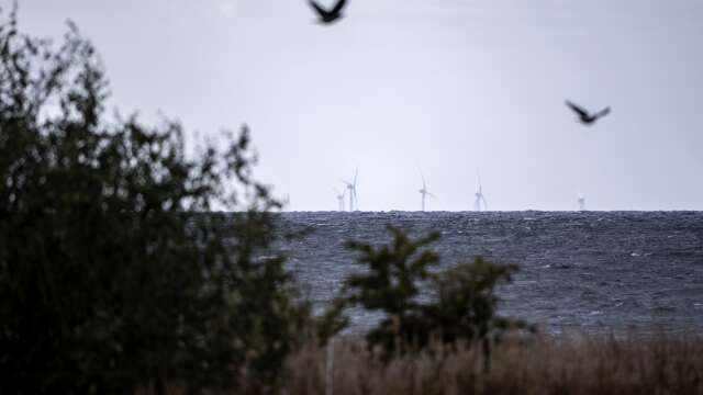 Detta är en bild på de 188 meter höga vindkraftverken på den danska delen av Kriegers Flak som sticker upp ur havet söder om Trelleborg. Vattenfalls vindkraftpark på den danska delen av grundet Kriegers Flak har en total effekt på 600 MW och består av 72 vindkraftverk. Den tänkta utbyggnaden i Vänern är tänkt att ge 1000 MW i effekt (1 GW). 