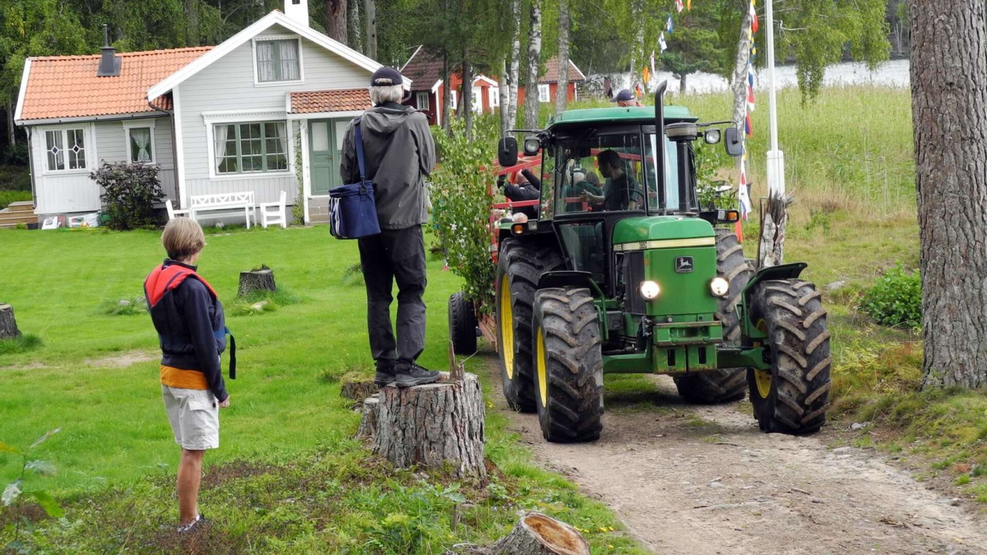 Johan Larsson körde besökarna med traktor och lövad vagn från gårdsbutiken via färjan till Henriksholm. 