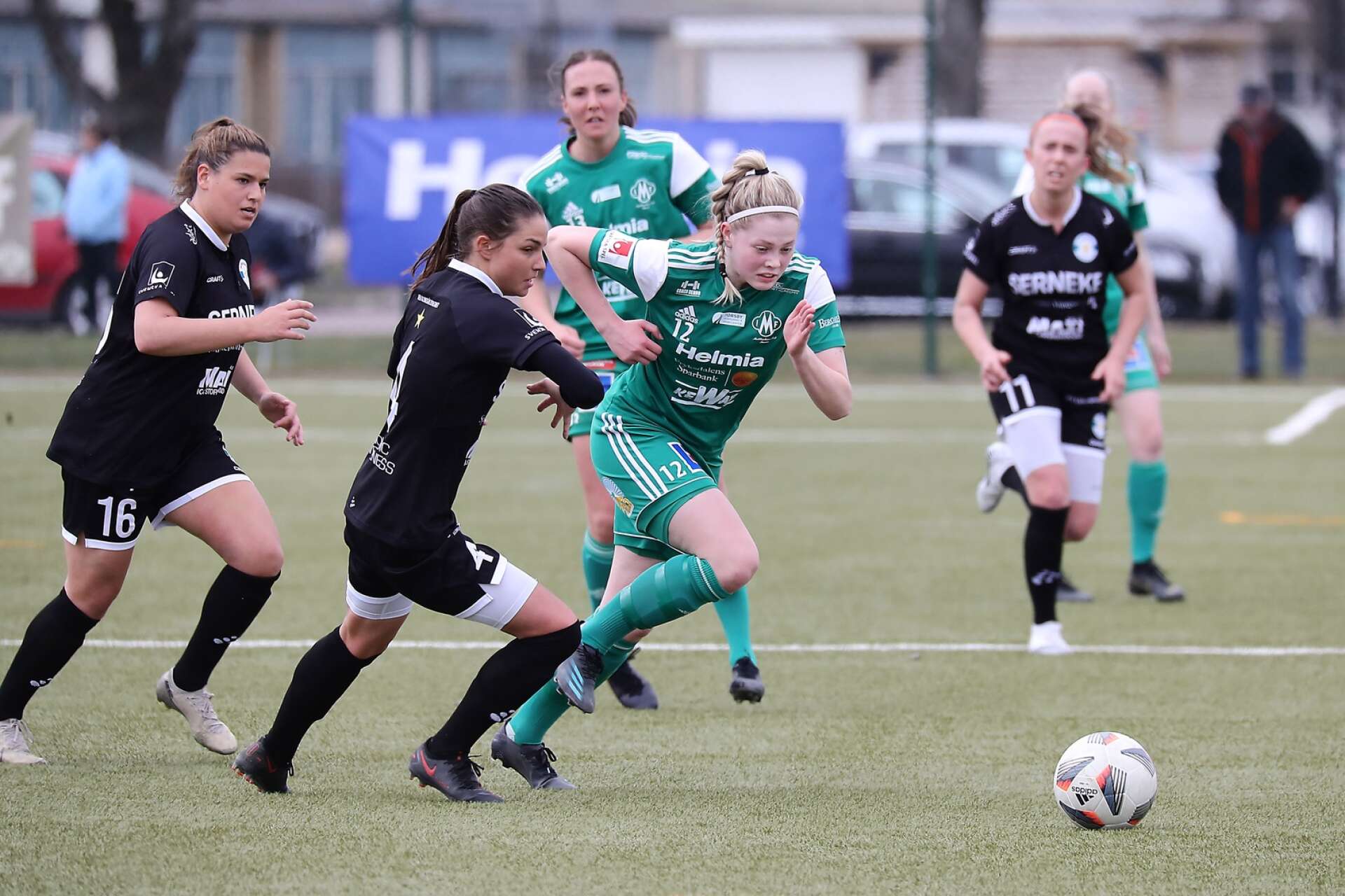 Emma Erikssons mål borta mot Lidköping var ett av säsongens snyggaste i elitettan. Nu kan hon få pris för det.