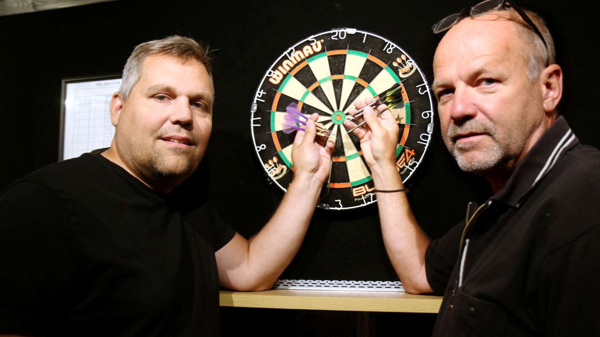 Michael Stävenborg och Björn Andersson i Hjo dartklubb ser fram emot helgens tävling &quot;Hjo Open&quot;.