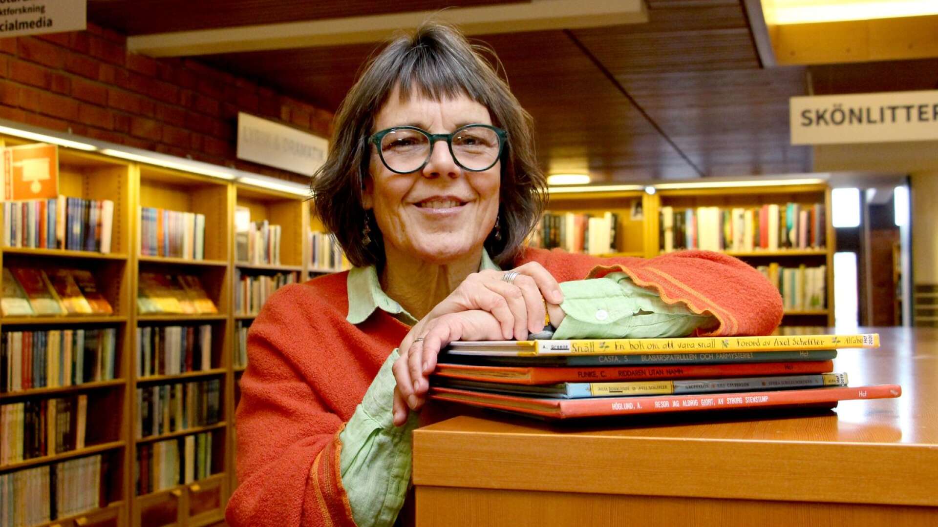 Anna Gullstrand är bibliotekschef i Skövde kommun och förutom stadsbiblioteket så har hon även ansvar för biblioteken i Skultorp, Södra Ryd, Stöpen, Värsås, Timmersdala och Tidan.