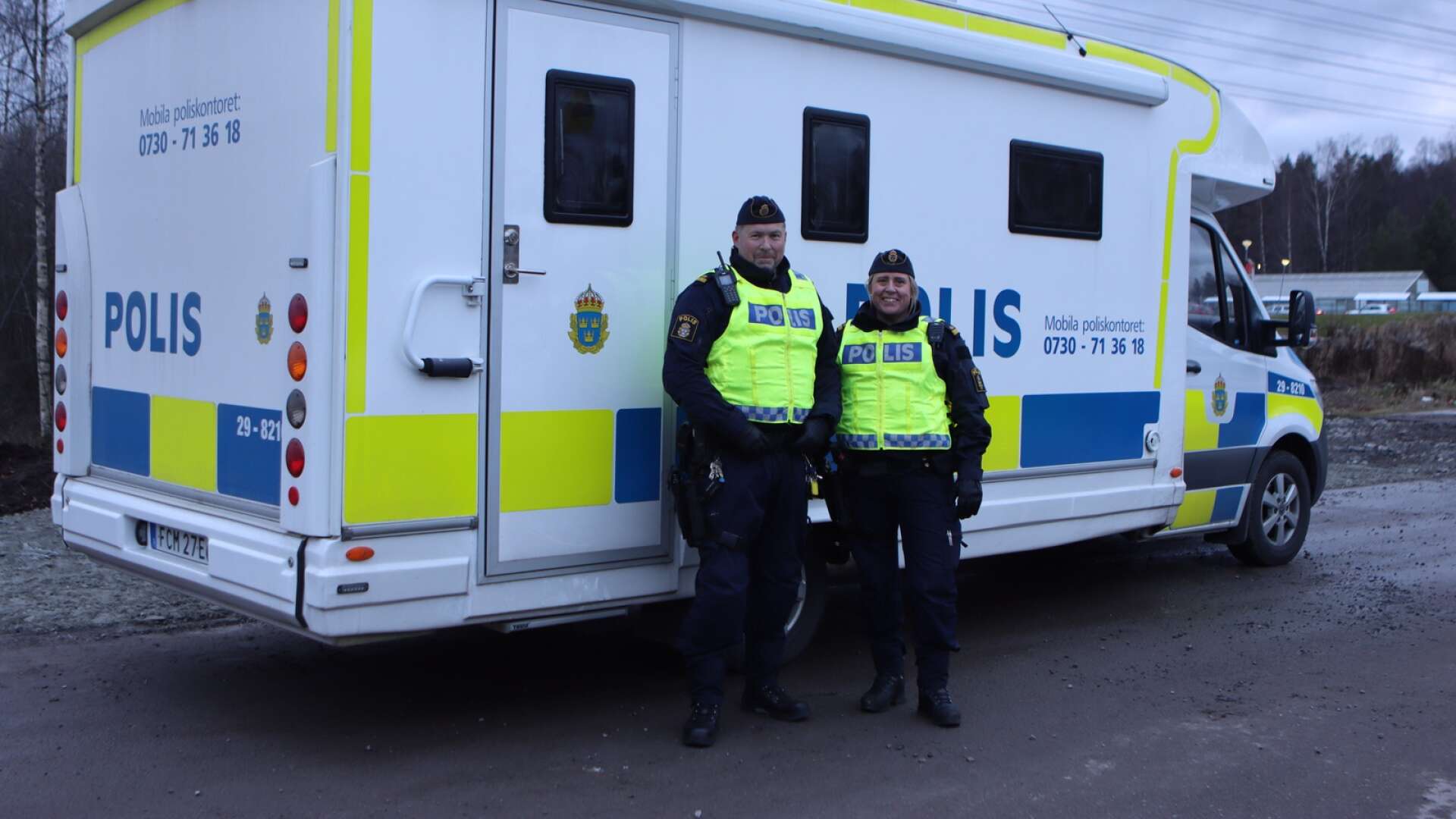 Jakob Nordlund Svanlind och Kristina Näs åkte i mitten av november runt i Filipstads kommun för att informera om polisyrket. Nu återstår det att se om de får några nya kollegor på polisstationerna i Filipstad och Hällefors.