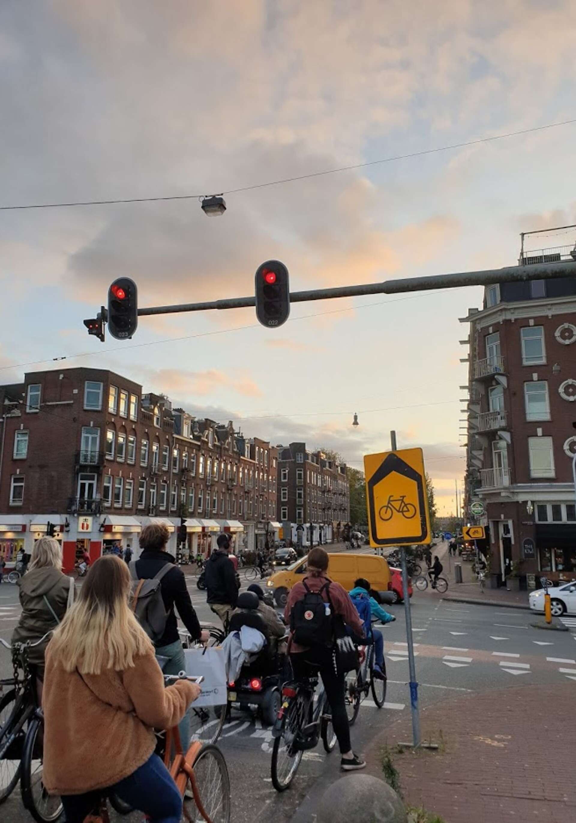 Ett stopp i Amsterdam, en stad med många cyklar, har Felicia Johansson också hunnit med under resans första månad.