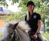 Johanna Lundin, som jobbar med sälj- och marknadsföring på bruket, lånar en av ponnyhästarna och tar sig en tur runt området för att imponera på sina kollegor.