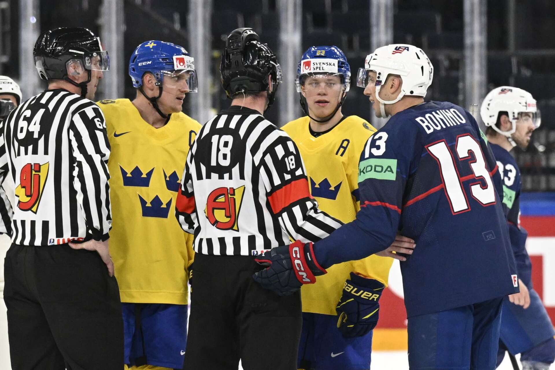 Heta känslor mellan Sveriges lagkapten Jakob Silfverberg, till vänster, Lucas Raymond och USA:s Nick Bonino.