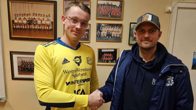 Christian Berntsson välkomnar Oskar Hult till Arvika Fotboll.