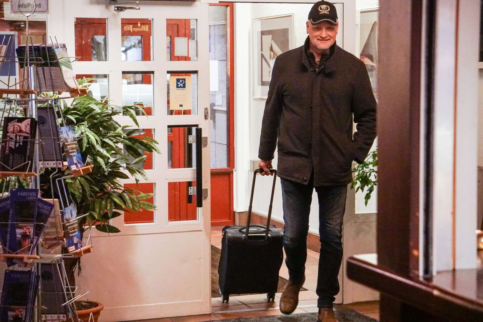 Daniel Bäckström checkar in på hotellet i Alvesta under turnén. 