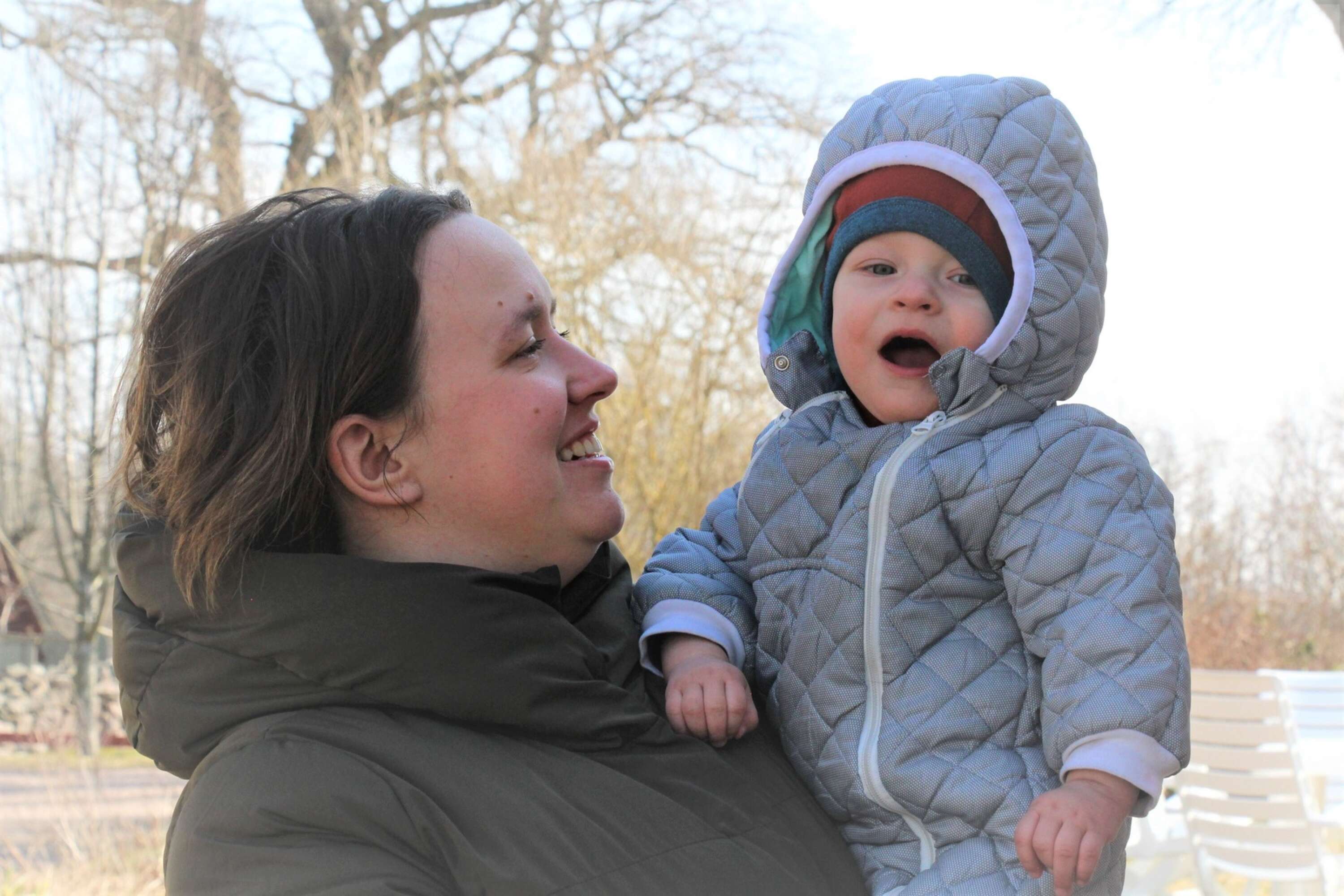 ”Jag är bara lycklig över att mitt barn är tryggt. Ingen människa ska behöva gå igenom detta”, säger Vasylyna, 24 år, om flykten från Ukraina till Sverige.