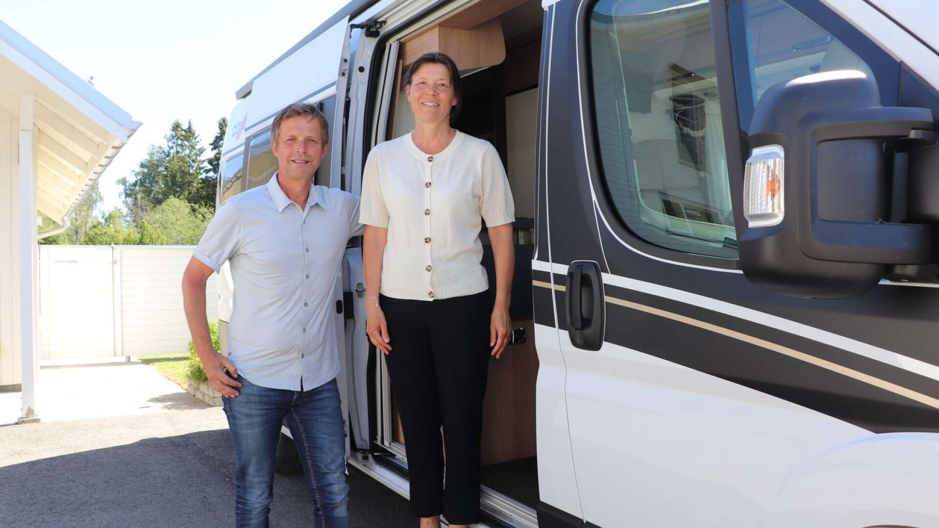 Magnus Bårdén och Louise Bårdén Münt framför den nyinköpta husbilen. Allt fler väljer att skaffa husbil och husvagn.
