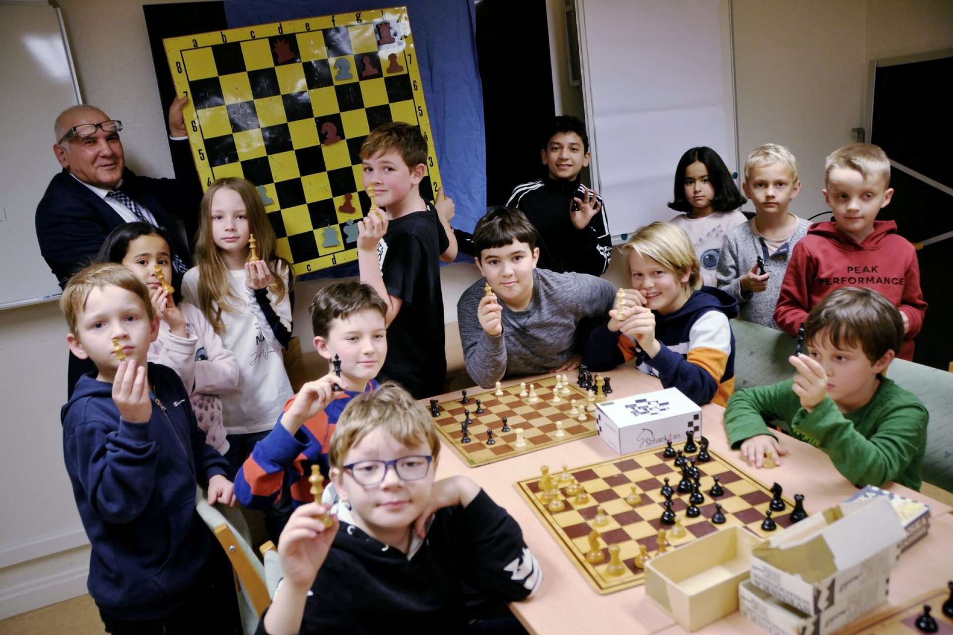 Kulturskolan i Bengtsfors utvidgar under senhösten sitt utbud med några nya kurser. En av dessa är schack, under ledning av Safian Haj Mohamed, själv aktiv schackspelare sedan 40 år tillbaka. Det är en populär satsning som 15 barn har anmält sig till.