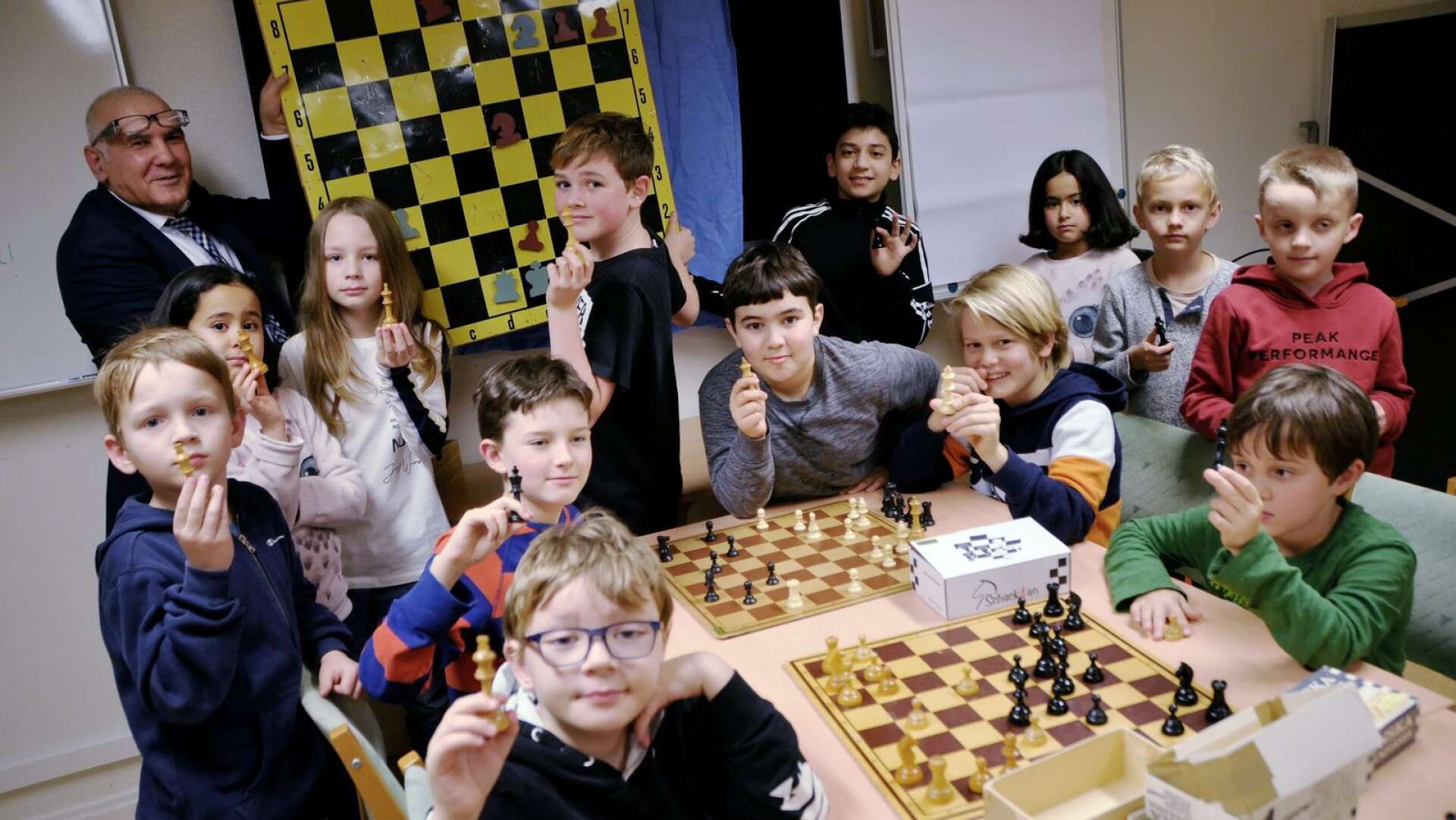 Kulturskolan i Bengtsfors utvidgar under senhösten sitt utbud med några nya kurser. En av dessa är schack, under ledning av Safian Haj Mohamed, själv aktiv schackspelare sedan 40 år tillbaka. Det är en populär satsning som 15 barn har anmält sig till.