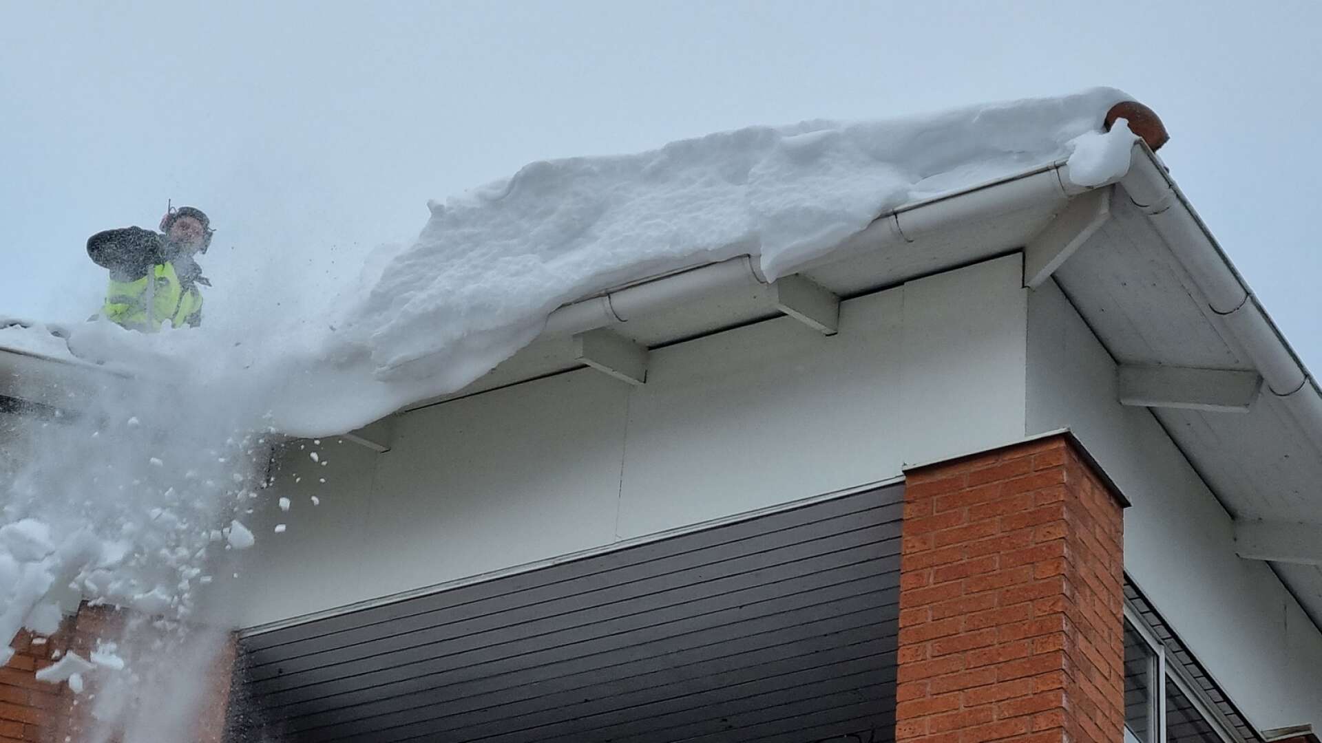 För första gången den här vintern gjorde Götene plåtslageri en utryckning med att skotta bort snö från hustak.