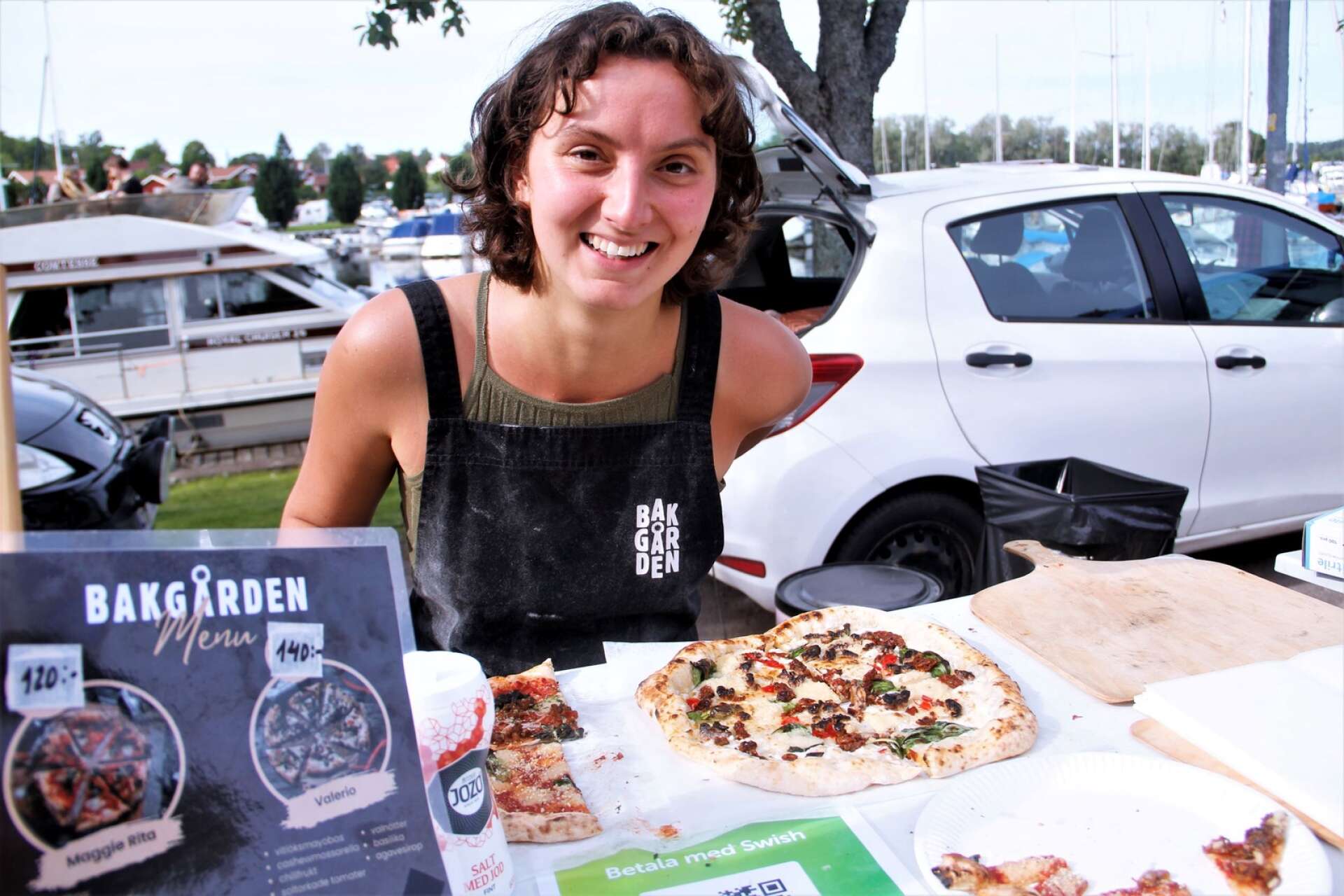 Det fanns ett flertal olika välsmakande matvaror att mätta sig med. Agneta Lace från Karlstad kunde erbjuda pizzor.