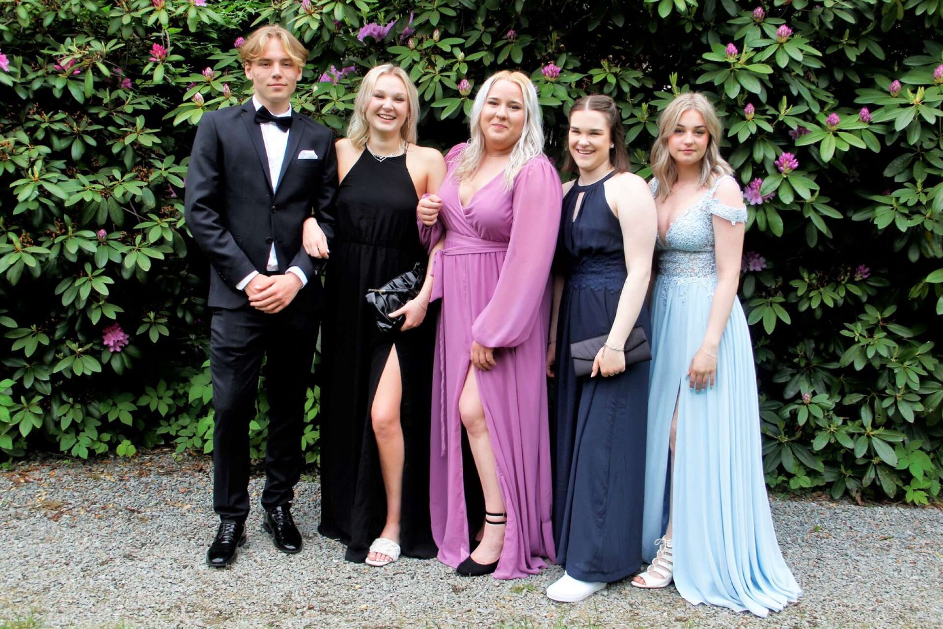 Elisabeth Engkvists klänning gick fint i stil med rhododendronblommornas färg. Hon flankeras av Christoffer Engkvist, Johanna Berg, Hanna Kempe Lundebro och Andrea Pettersson.