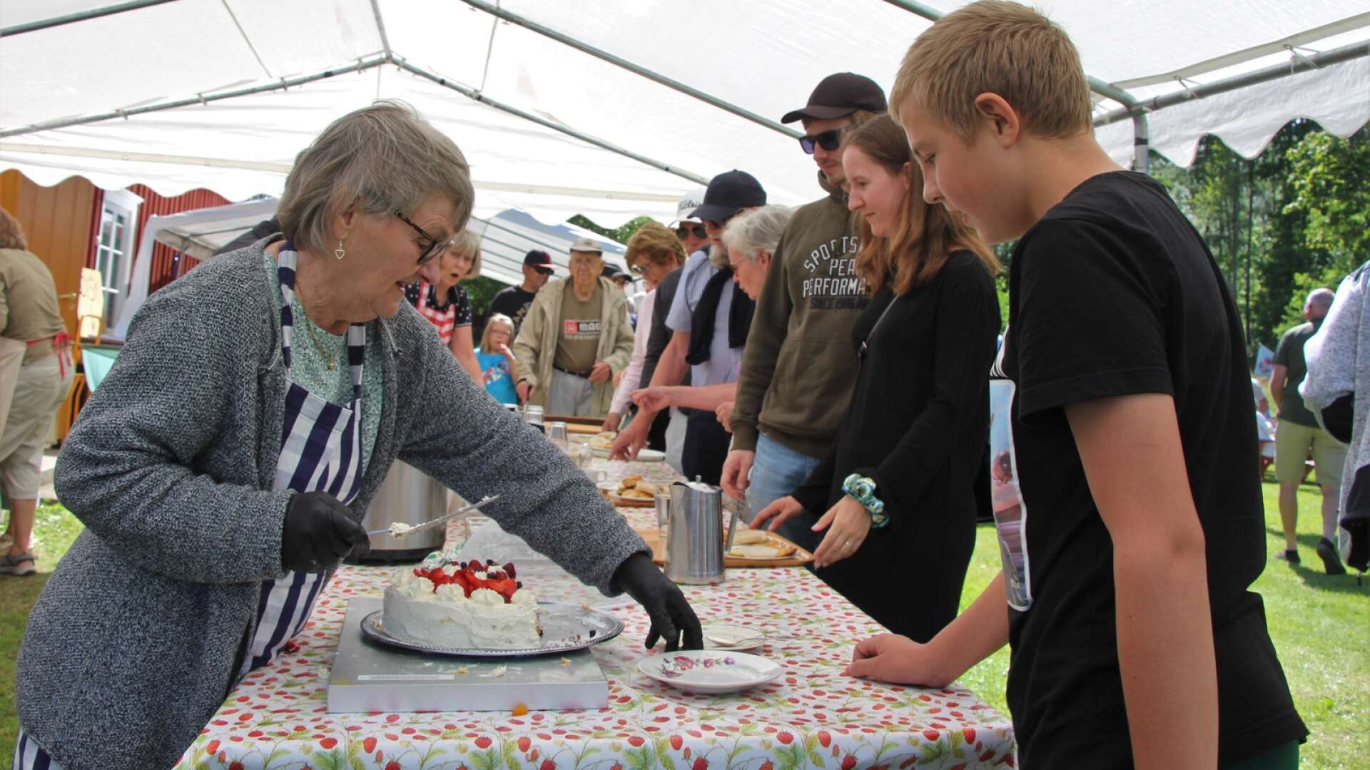 Fruntimmersveckan på Kopparbolet har blivit en tradition och lockar många besökare. Tårtor är ett givet inslag. Under onsdagen fick Lisbeth Lans skära tårtbitar åt de fikasugna besökarna.