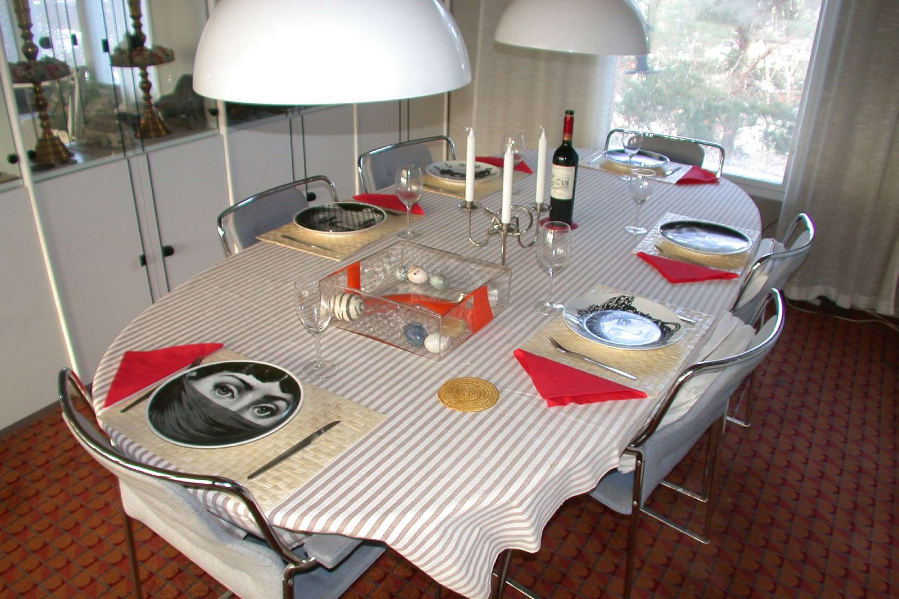 Middagsbordet är dukat för fiktiva gäster.