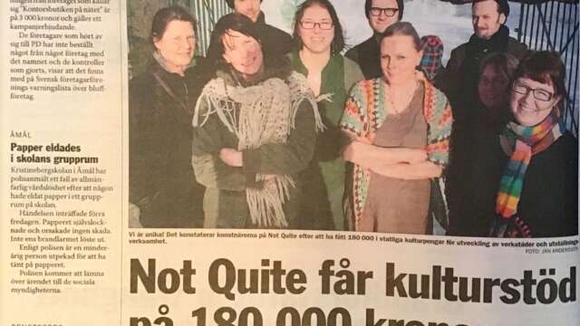 Glada konstnärer vid Not Quite i Fengersfors, 2011, firade att föreningen fick statliga kulturpengar till utveckling.