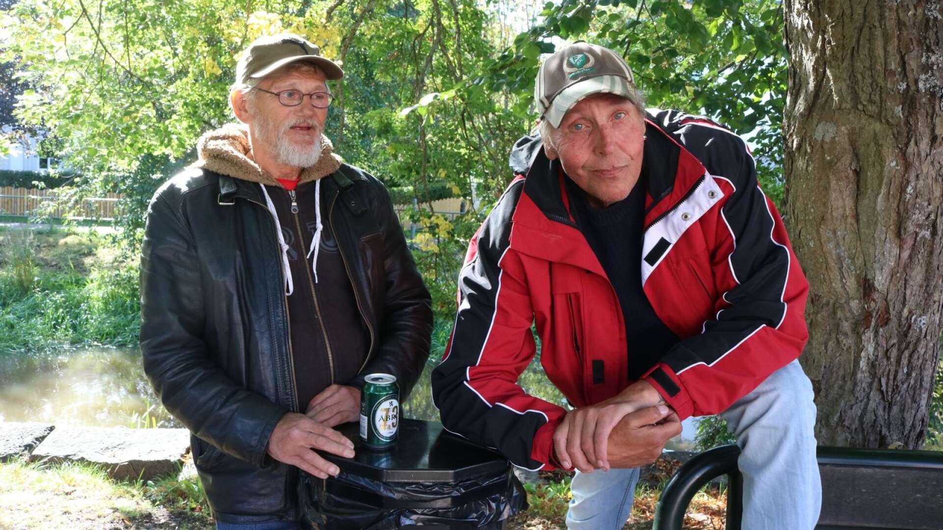 Johnny Olsson och Steve Hagström står båda utan egna hem och är uppgivna över sin situation. 