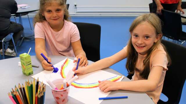 Iris Pettersson och Selma Andersen ritade en regnbåge hos Röda korset som ställde upp på Barnkalaset med teckningsuppgift där barnen skulle måla något till konceptet, ”Här är vår värld”. 