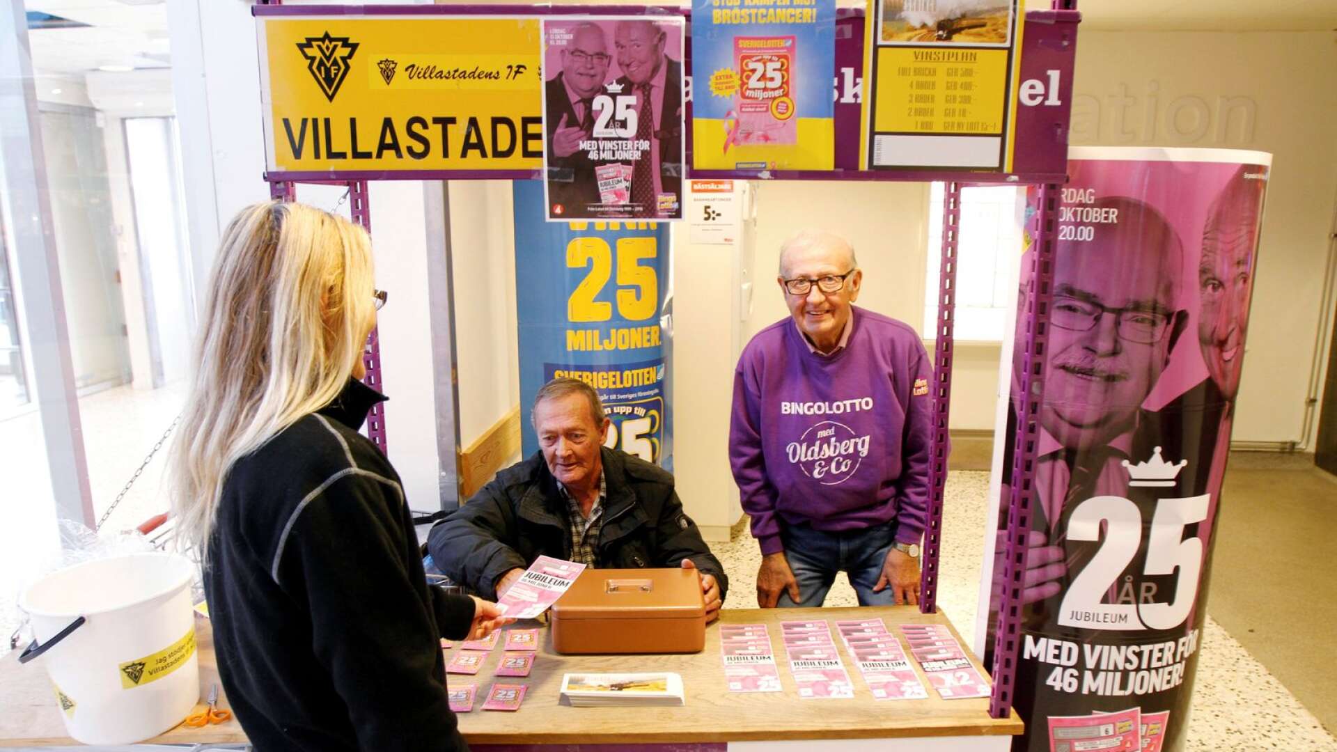 Karl-Erik Gladh (höger) och Nisse Lindström vid Ica maxis utgång, där Villastaden sålde lotter fram till sensommaren 2020.