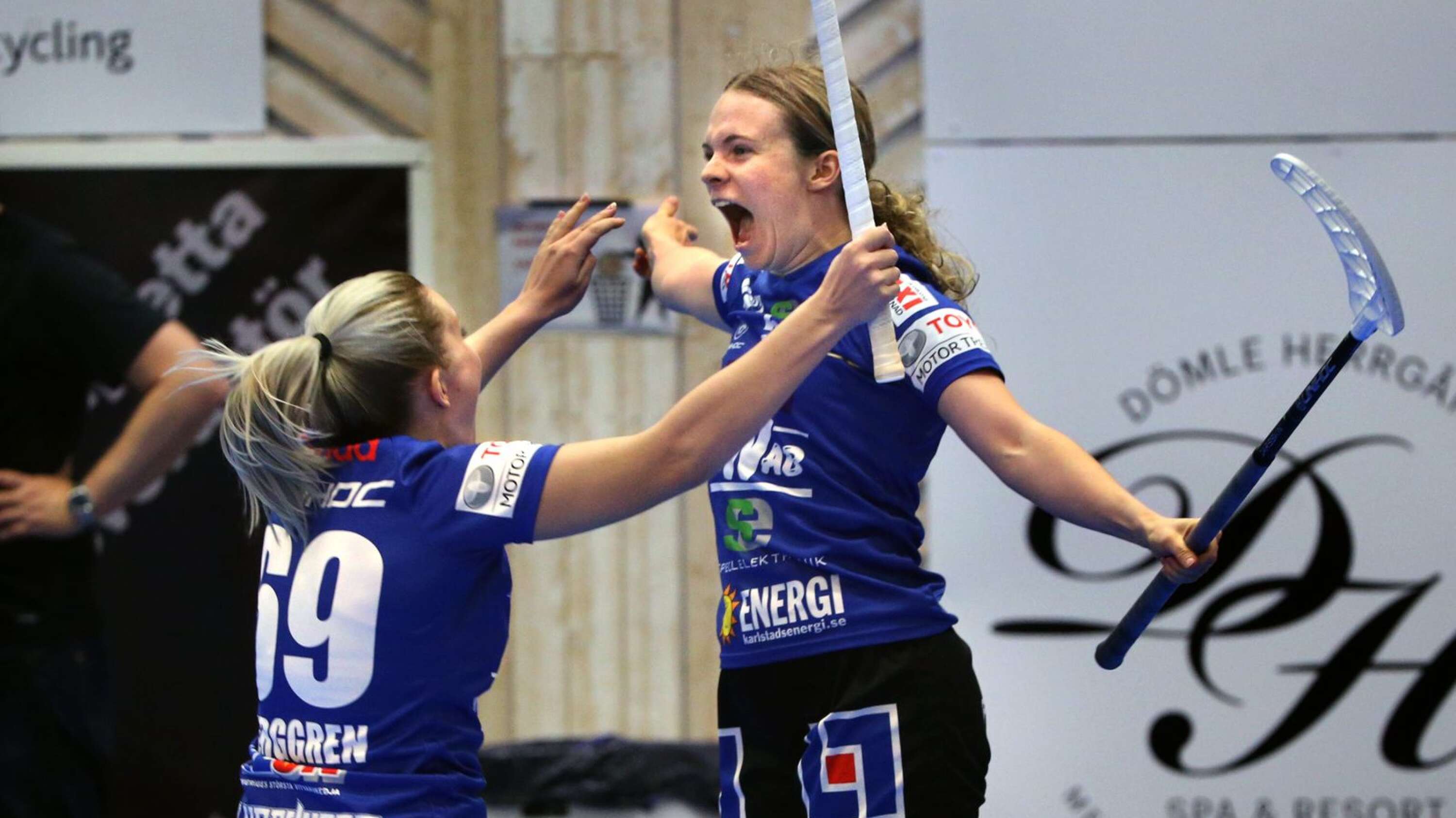 Sanna Eriksson jublar tillsammans med Wilma Berggren efter att ha sänkt mästarlaget Täby i SSL-debuten.