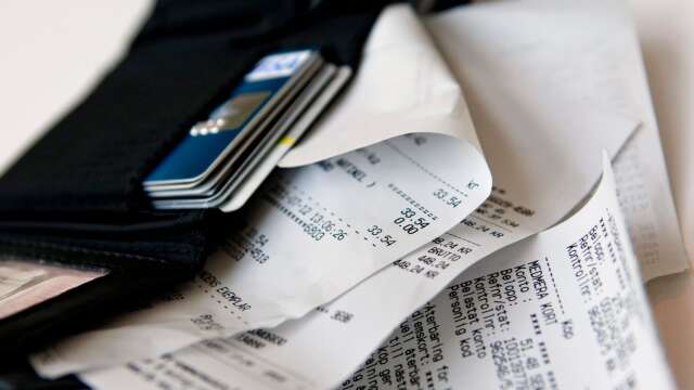 En kvinna, som blivit av med sitt bankkort, har drabbats av bedrägeri.