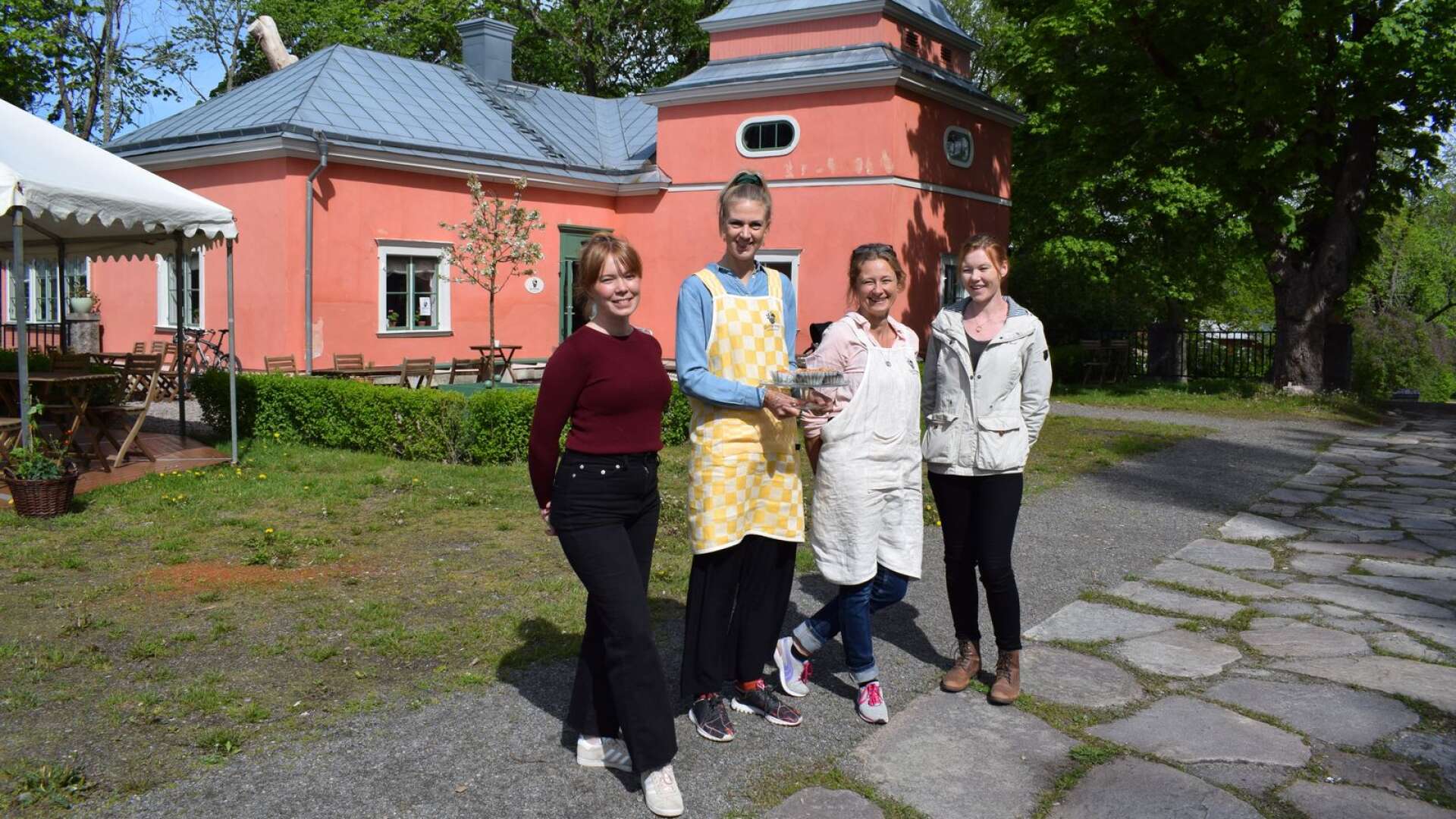 Frida Persson från turismenheten, Tabita Nilsson och Åsa Gillgren från Gustafsviks trädgårdscafé och Annalena Åkerstedt, som driver butik i den östra flygeln i sommar, öppnar dörrarna till årets turistsäsong vid herrgårdsområdet Gustafsvik.
