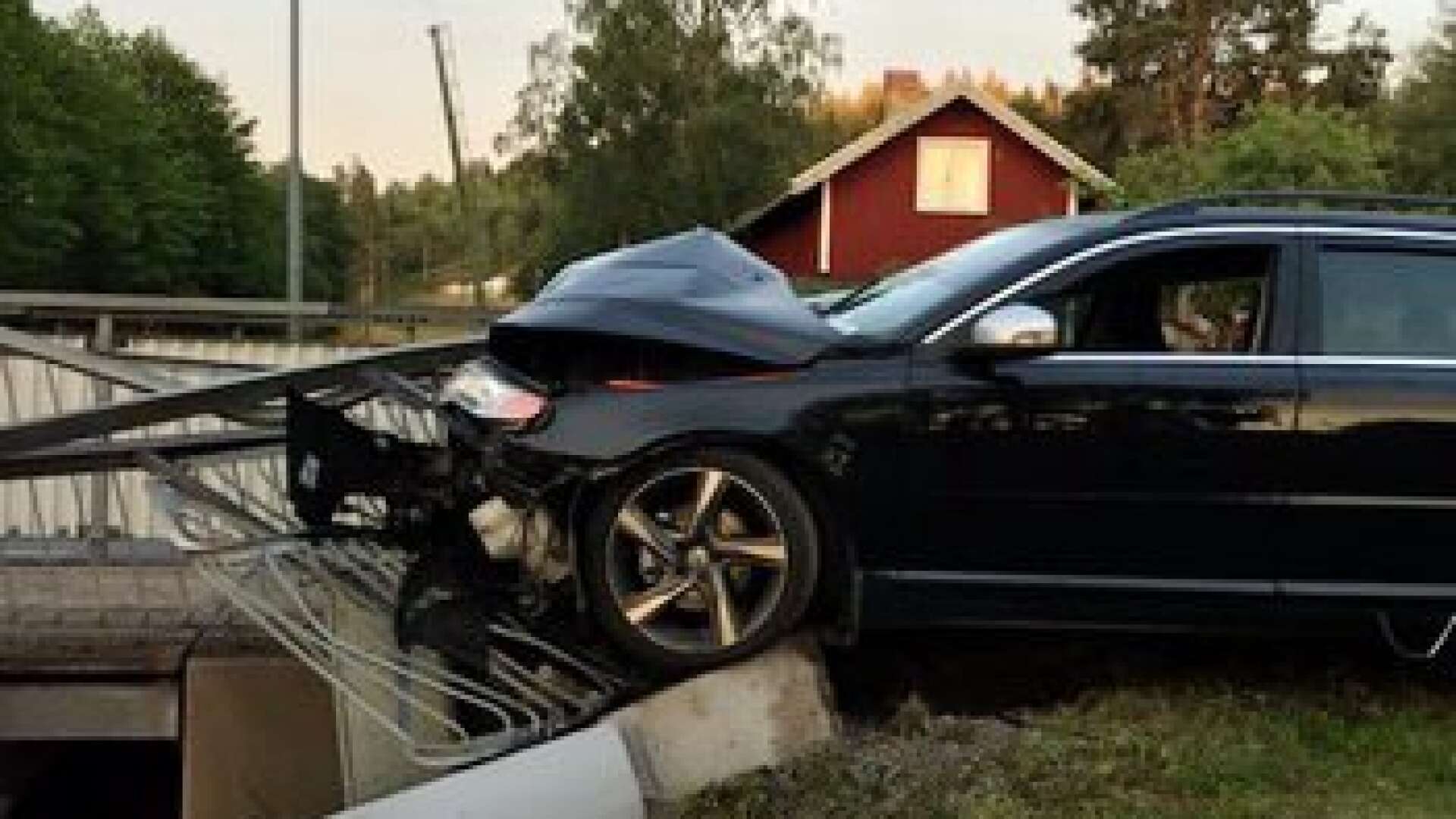 En ung pojke skadades mycket allvarligt vid den otäcka bilkraschen i Långbron i Dals Långed i juni 2019.