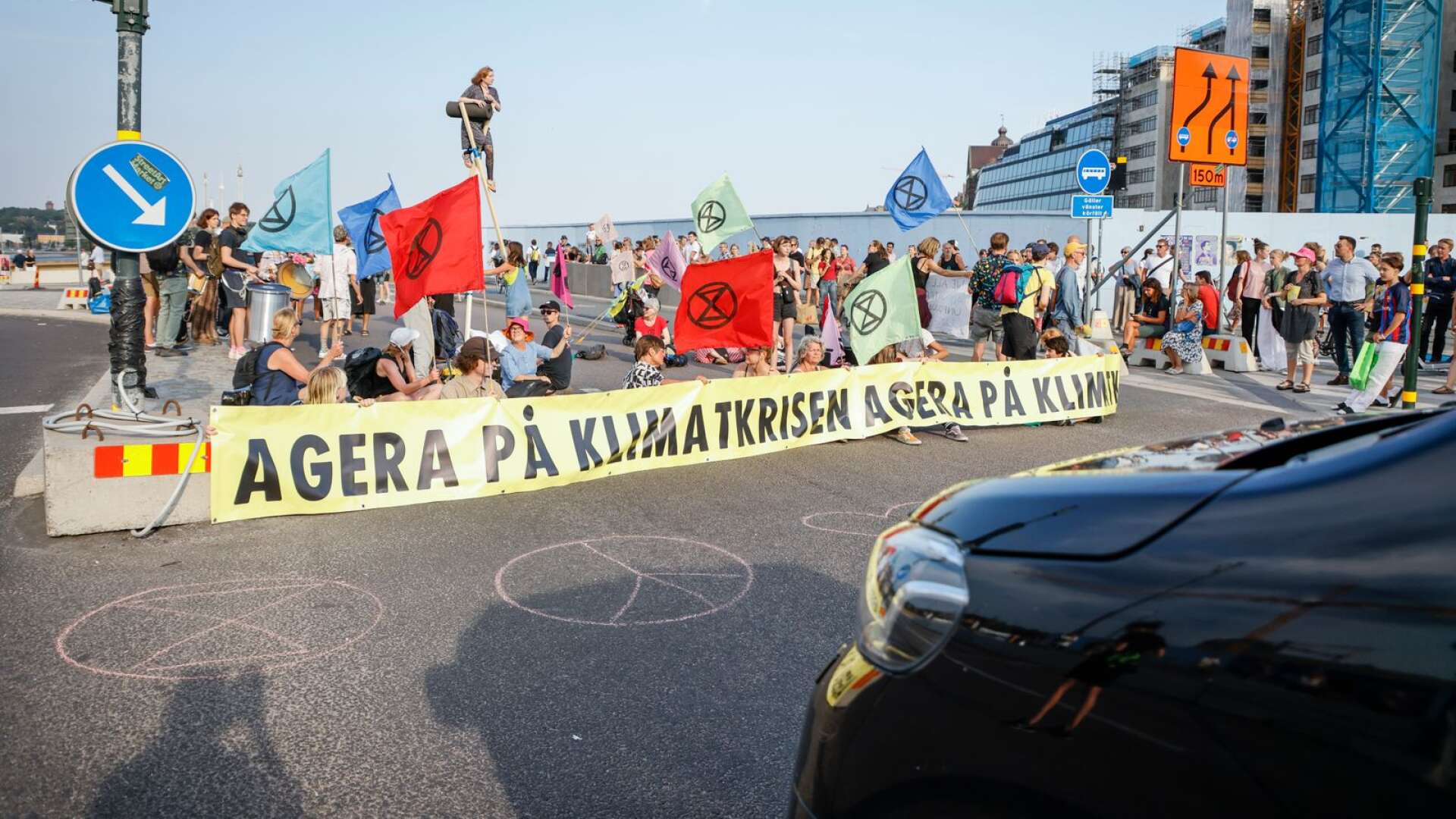 Extinction Rebellion upprättade en vägspärr vid Slussen i Stockholm som en manifestation för klimatet inför valet. 