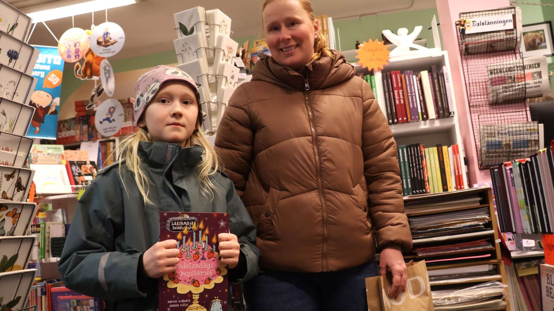 Linnea Fredriksson och hennes mamma Elisabeth Fredriksson under årets bokrea. Linnea hade hittat boken ”Födelsedagsmysteriet” av Martin Widmark som hon slog till på.