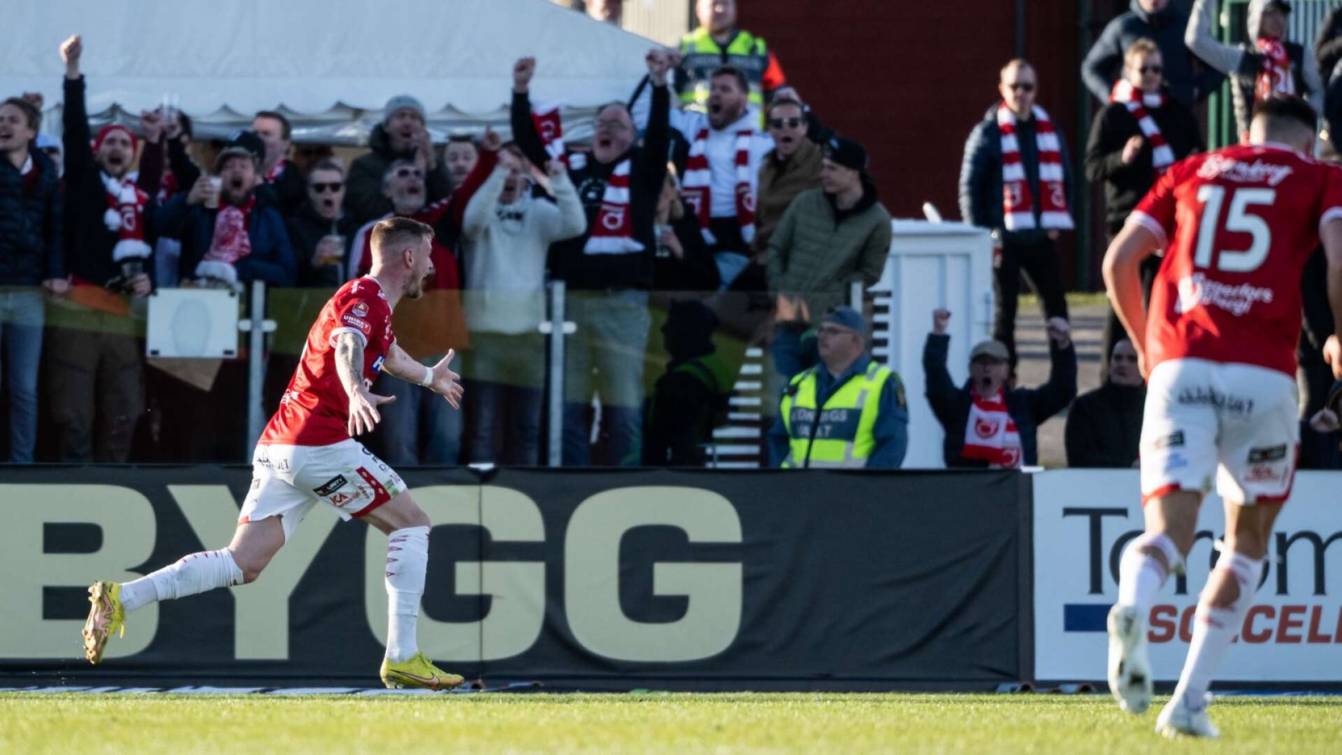 Rasmus Örqvist jublar efter det avgörande målet. Målet blev officiellt ett självmål då Marcus Danielsson styrde in skottet i mål.