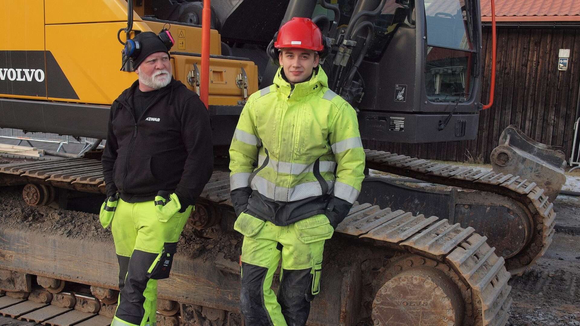 Jonas Lund kör en av de två grävmaskinerna. Ludwig Asp Weber är praktikant.