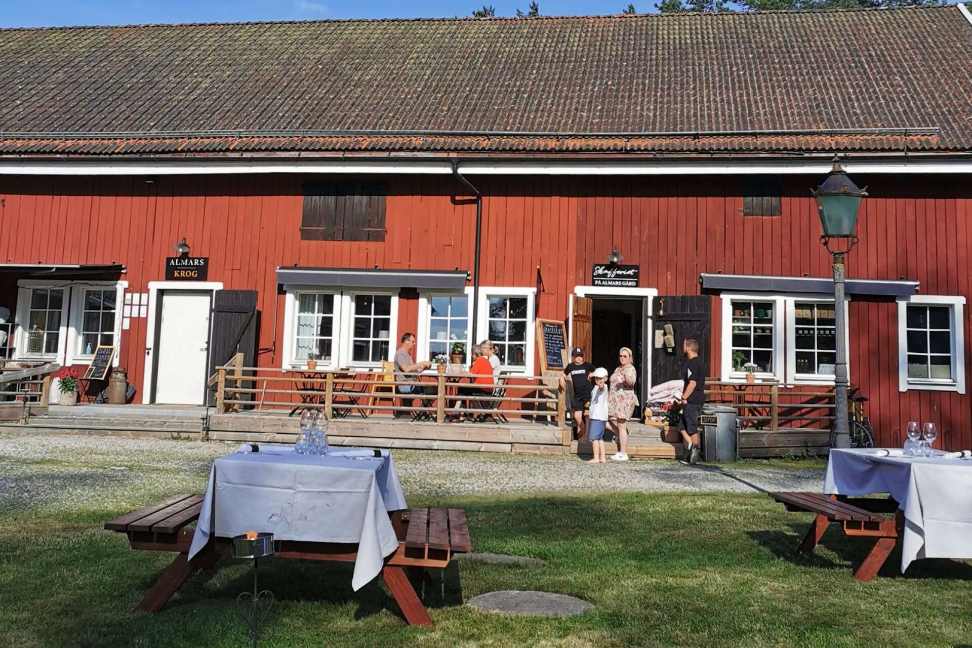 Bild över Almars gård där nya kaféet/restaurangen Skafferiet funnits sedan påsk 2021.