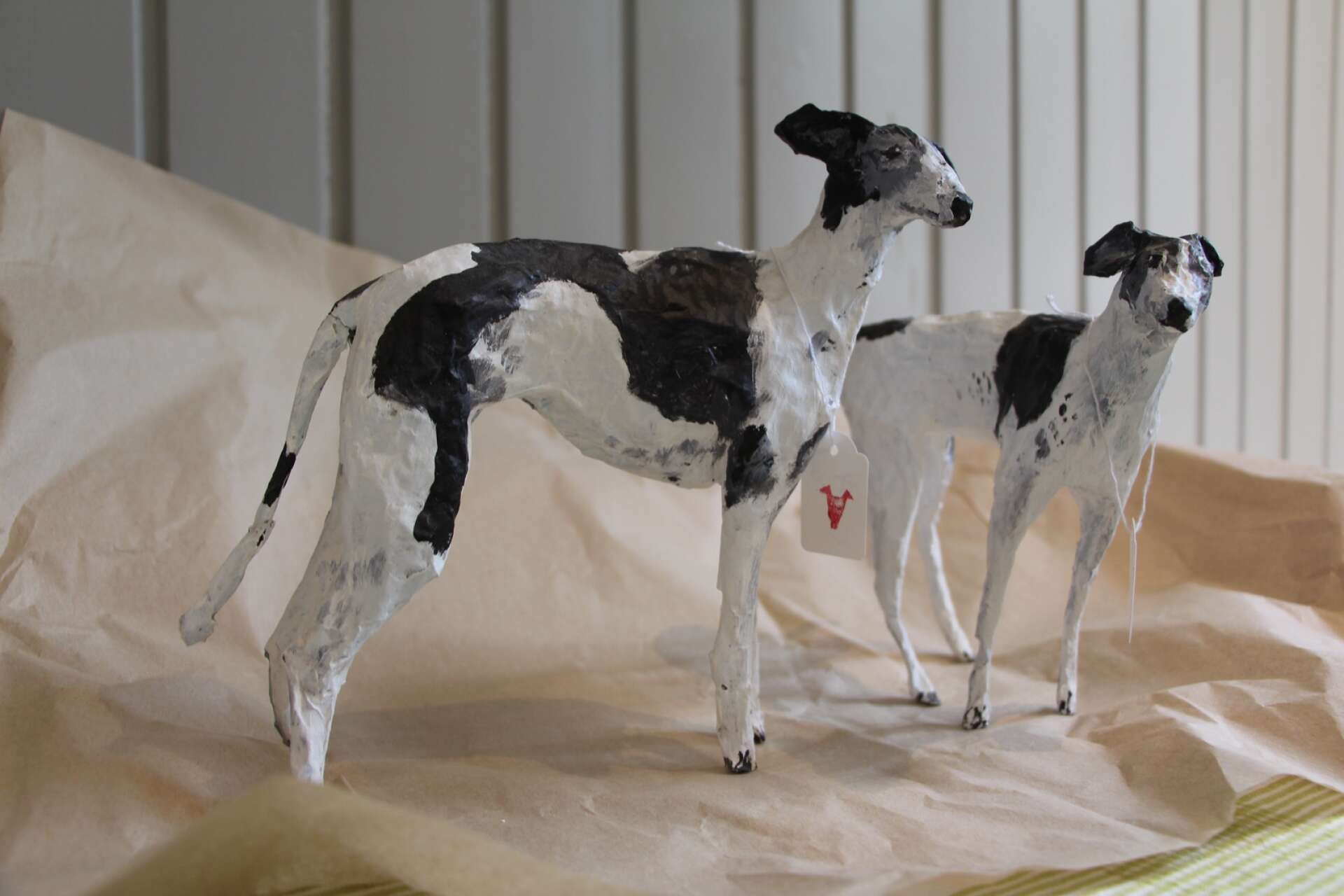 Hundar i papier maché är Eva Arrhénborgs specialitet.